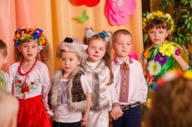 Ukrayna, Lutsk, 13 Mart 2018. Anaokulu beşinci sınıf. Çocukların tatil matinesi. Anaokulu çocukları tatilde.