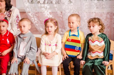 Ukrayna, Lutsk, 13 Mart 2018. Anaokulu beşinci sınıf. Çocukların tatil matinesi. Anaokulu çocukları tatilde.