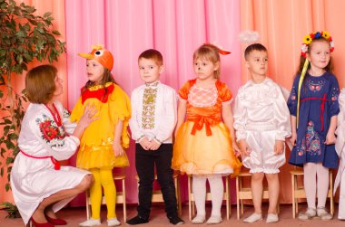 Ukrayna, Lutsk, 13 Mart 2018. Anaokulu beşinci sınıf. Çocukların tatil matinesi. Anaokulu çocukları tatilde.