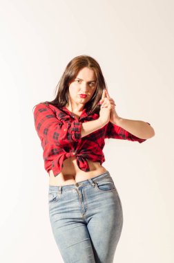 Güzel, tombul, sarışın, mavi gözlü bir kadın.