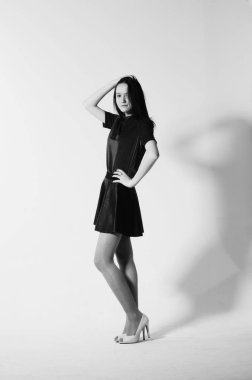 güzel kadın stüdyoda poz. Siyah ve beyaz stüdyo fotoğrafçılığı