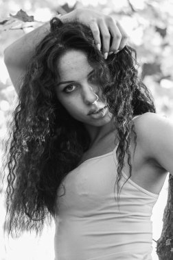 Mutlu gülümseyen genç kız açık havada portre. Siyah beyaz fotoğraf