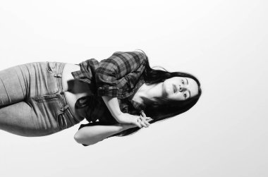 Sarışın artı cüsseli bir kadın, manken, bir moda editörü için poz veriyor..