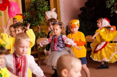 Ukrayna, Lutsk, 13 Mart 2018. Anaokulu beşinci sınıf. Çocukların tatil matinesi. Anaokulu çocukları tatilde.