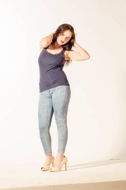 Güzel, büyük beden bir model, mayo ve güneş gözlüğü giyiyor..