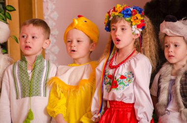 Ukrayna, Lutsk, 13 Mart 2018. Anaokulu beşinci sınıf. Çocukların tatil matinesi. Anaokulu çocukları tatilde.