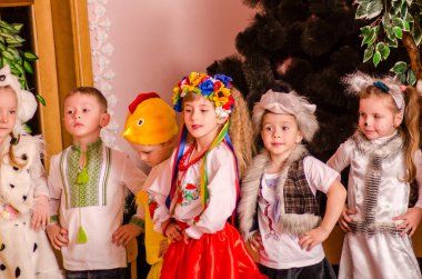 Ukrayna, Lutsk, 13 Mart 2018. Anaokulu beşinci sınıf. Çocukların tatil matinesi. Anaokulu çocukları tatilde.