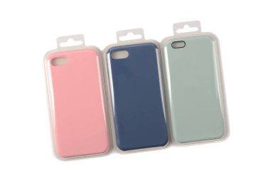 Akıllı telefon aksesuarları beyaz arkaplanda izole edildi.