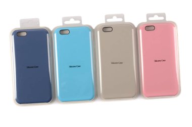 Akıllı telefon aksesuarları beyaz arkaplanda izole edildi.