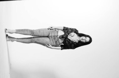 Sarışın artı cüsseli bir kadın, manken, bir moda editörü için poz veriyor..