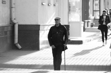 Lutsk Ukrayna 'da 20.04.2018 kişi dolaşıyor.