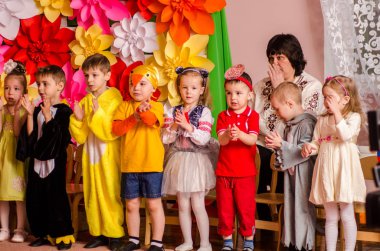 Ukrayna, Lutsk, 13 Mart 2018. Anaokulu beşinci sınıf. Çocukların tatil matinesi. Anaokulu çocukları tatilde.