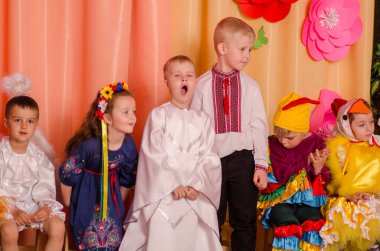 Ukrayna, Lutsk, 13 Mart 2018. Anaokulu beşinci sınıf. Çocukların tatil matinesi. Anaokulu çocukları tatilde.