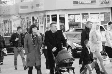 Yürürken gülümseyen bir çiftin uzunluğu Lutsk Ukrayna 20.04.2018