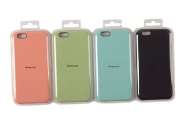 Akıllı telefon aksesuarları beyaz arkaplanda izole edildi.