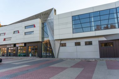 büyük alışveriş merkezi renkli kırmızı ve turuncu panelleri ile alüminyum cephe detayları