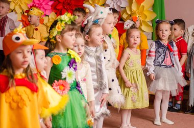 Ukrayna, Lutsk, 13 Mart 2018. Anaokulu beşinci sınıf. Çocukların tatil matinesi. Anaokulu çocukları tatilde.