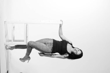 Sarışın artı cüsseli bir kadın, manken, bir moda editörü için poz veriyor..