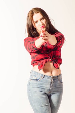 Güzel, tombul, sarışın, mavi gözlü bir kadın.