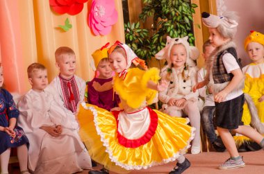 Ukrayna, Lutsk, 13 Mart 2018. Anaokulu beşinci sınıf. Çocukların tatil matinesi. Anaokulu çocukları tatilde.