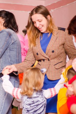 Ukrayna, Lutsk, 13 Mart 2018. Anaokulu beşinci sınıf. Çocukların tatil matinesi. Anaokulu çocukları tatilde.