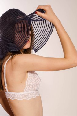 Güzel esmer, zarif iç çamaşırları giyiyor.