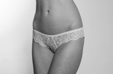 keten pijama seksi esmer, stüdyoda poz, koyu fotoğraflar, zarif model, güzel makyaj, paslı stüdyo fotoğraf stüdyosu duvarlar üfleme