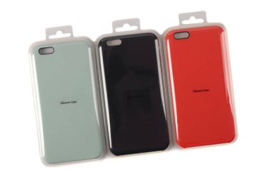 Akıllı telefon aksesuarları beyaz arkaplanda izole edildi.