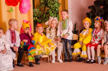 Ukrayna, Lutsk, 13 Mart 2018. Anaokulu beşinci sınıf. Çocukların tatil matinesi. Anaokulu çocukları tatilde.