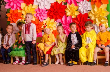 Ukrayna, Lutsk, 13 Mart 2018. Anaokulu beşinci sınıf. Çocukların tatil matinesi. Anaokulu çocukları tatilde.