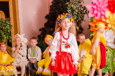 Ukrayna, Lutsk, 13 Mart 2018. Anaokulu beşinci sınıf. Çocukların tatil matinesi. Anaokulu çocukları tatilde.