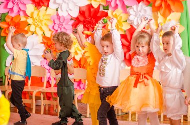 Ukrayna, Lutsk, 13 Mart 2018. Anaokulu beşinci sınıf. Çocukların tatil matinesi. Anaokulu çocukları tatilde.