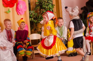 Ukrayna, Lutsk, 13 Mart 2018. Anaokulu beşinci sınıf. Çocukların tatil matinesi. Anaokulu çocukları tatilde.