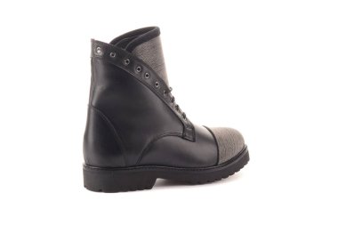 Beyaz arka planda vernikten alınan kadın ayakkabıları.