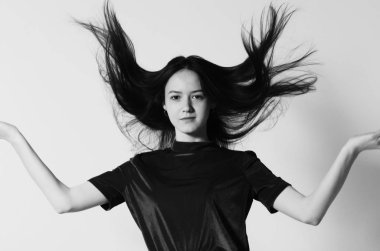 güzel kadın stüdyoda poz. Siyah ve beyaz stüdyo fotoğrafçılığı