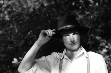 Şapkalı genç bir adam. Siyah ve beyaz 