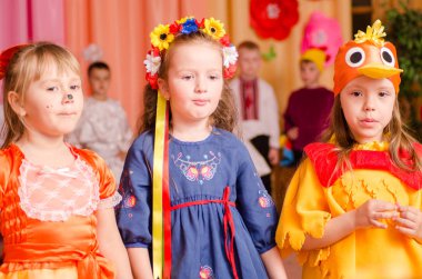 Ukrayna, Lutsk, 13 Mart 2018. Anaokulu beşinci sınıf. Çocukların tatil matinesi. Anaokulu çocukları tatilde.