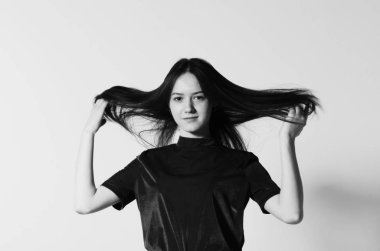 güzel kadın stüdyoda poz. Siyah ve beyaz stüdyo fotoğrafçılığı