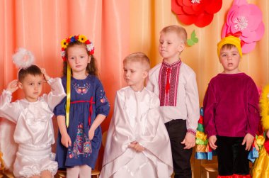Ukrayna, Lutsk, 13 Mart 2018. Anaokulu beşinci sınıf. Çocukların tatil matinesi. Anaokulu çocukları tatilde.
