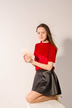 Kısa etekli, açık tenli, seksi bir esmer para sayar..