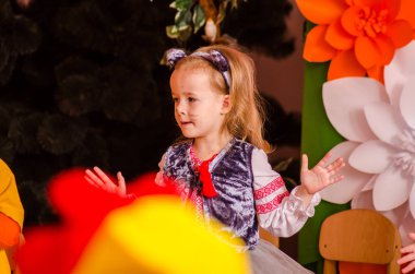 Ukrayna, Lutsk, 13 Mart 2018. Anaokulu beşinci sınıf. Çocukların tatil matinesi. Anaokulu çocukları tatilde.