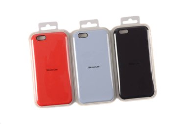 Akıllı telefon aksesuarları beyaz arkaplanda izole edildi.