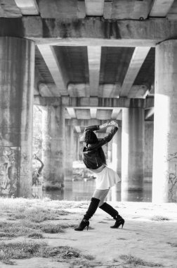 Güneşli bir günde parkta poz bir fantastik genç model kızın yakın çekim portre. Siyah ve beyaz fotoğraf