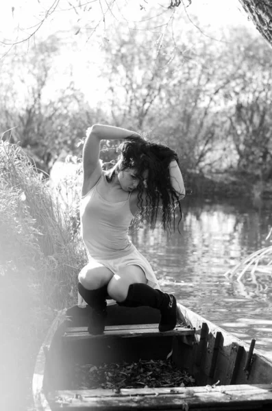 Відкритий модний портрет красивої молодої жінки в літній сукні в сонячний день на човні. Чорно-біле фото . — стокове фото
