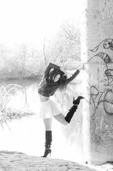 Nahaufnahme Porträt eines fantastischen jungen Model-Mädchens, das an einem sonnigen Tag im Park posiert. Schwarz-Weiß-Foto — Stockfoto