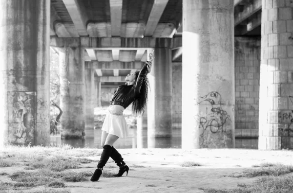 Retrato de cerca de una fantástica joven modelo posando en el parque en un día soleado. Foto en blanco y negro — Foto de Stock