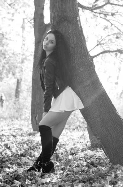 Feliz sorrindo adolescente ao ar livre retrato. Foto em preto e branco — Fotografia de Stock