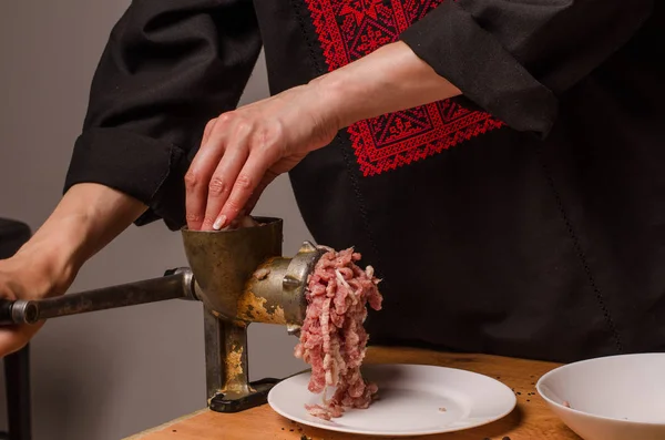 Przygotowaniu mięsa mielonego w Młynku do mięsa — Zdjęcie stockowe