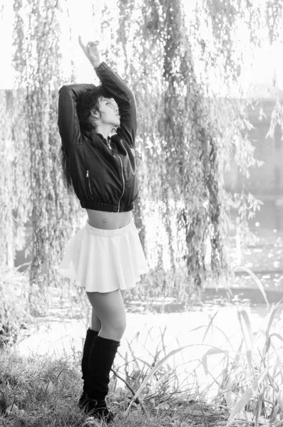 Retrato de close-up de uma jovem modelo fantástica posando no parque em um dia ensolarado. Foto em preto e branco — Fotografia de Stock