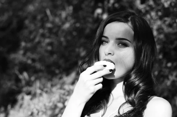 黒と白の写真の贅沢面白いです美しいです若い女性とともに魅惑的な唇とマニキュア光のコピースペースの背景にキャンディを食べます,クローズアップ肖像画. — ストック写真